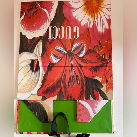 New Gucci flower Gift Box 30cm x 22cm x 10.5cm - Picture 4 of 9